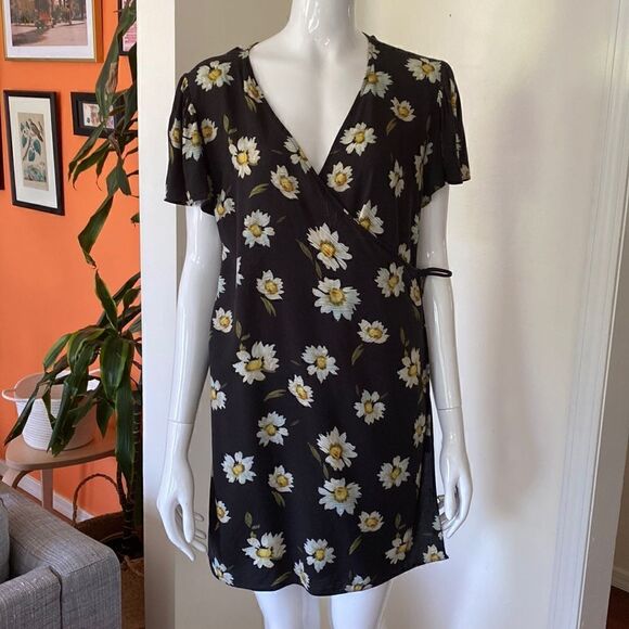 ASOS Reclaimed Vintage inspired mini wrap dress in daisy print Size 10 - Picture 4 of 14